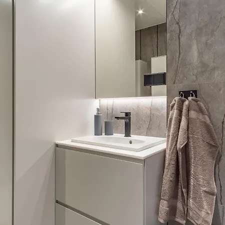 Family Near River, Big Balcony, Free Parking Apartment