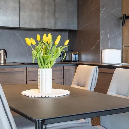 Family Near River, Big Balcony, Free Parking *