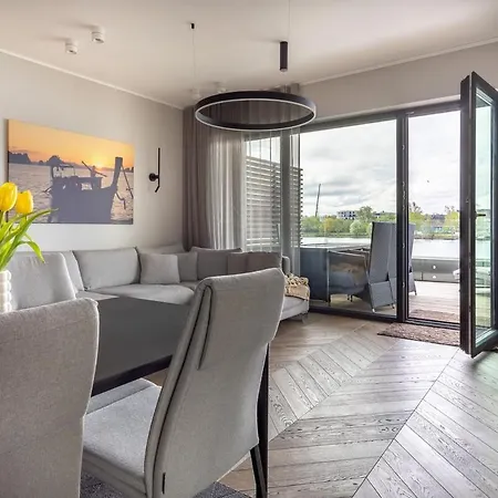 Family Near River, Big Balcony, Free Parking Apartment Parnu