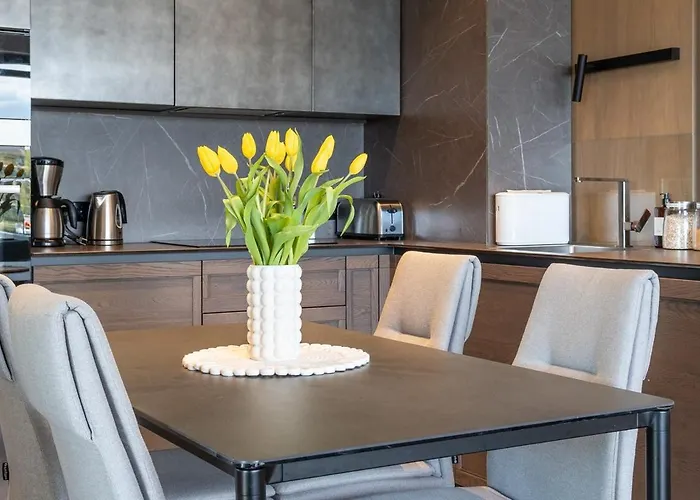 Family Near River, Big Balcony, Free Parking *